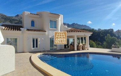 Fantastique villa avec vue panoramique sur mer et court de tennis privé.